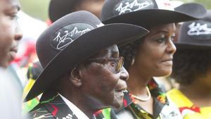 Mugabe y su mujer, Grace, durante las celebraciones por su 93 aniversario en Matopos, en las afueras de Bulawayo (Zimbabue), este sábado.