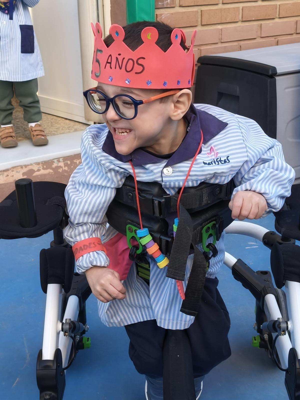 El pequeño Iván celebra su cumpleaños con sus compañeros de escuela.