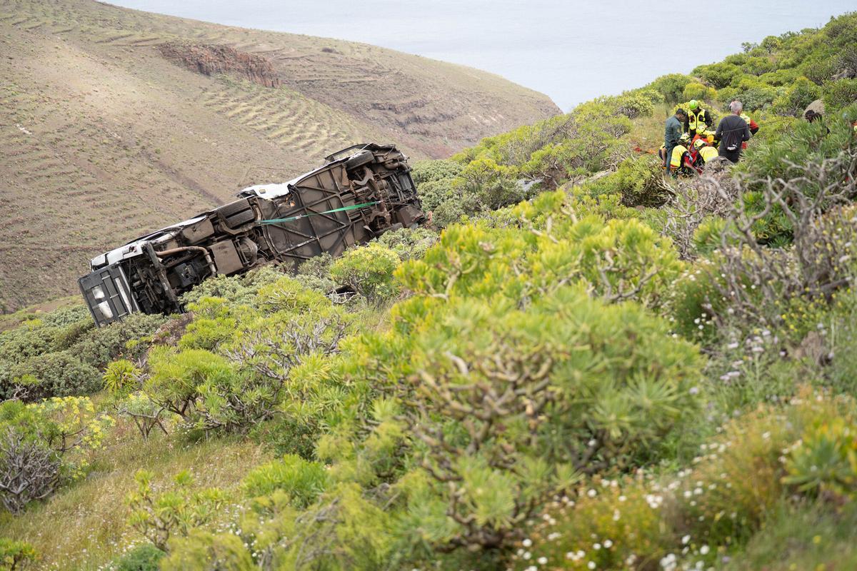 Accidente de autobús, a 10 de abril de 2026, en San Sebastián de La Gomera, Canarias (España). Al menos una persona ha muerto y 14 han resultado heridas, tres de ellas graves, este viernes tras precipitarse un autobús turístico por un barranco en La Gomera. El incidente ha ocurrido sobre la 13.15 hora canaria (14.15 horas en la Península) en la GM-2, a la altura del municipio de San Sebastián de La Gomera. Hasta el lugar han trasladado ambulancias del Servicio de Urgencias Canario, un helicóptero medicalizado, otro helicóptero del GES y recursos policiales. 10 ABRIL 2026 ACCIDENTE DE TRÁFICO Europa Press Canarias 10/04/2026. Europa Press Canarias;category_code_new;