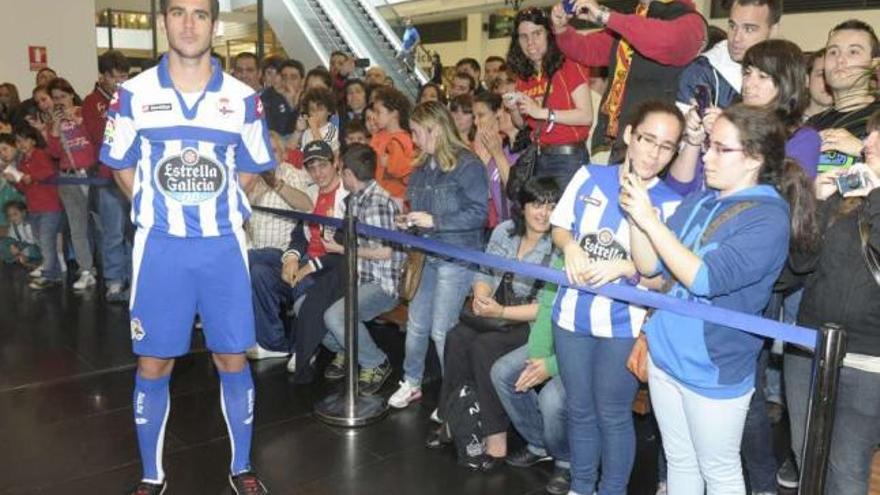 Insua posa con la primera equipación de la próxima temporada ayer en el Espacio Coruña. / víctor echave