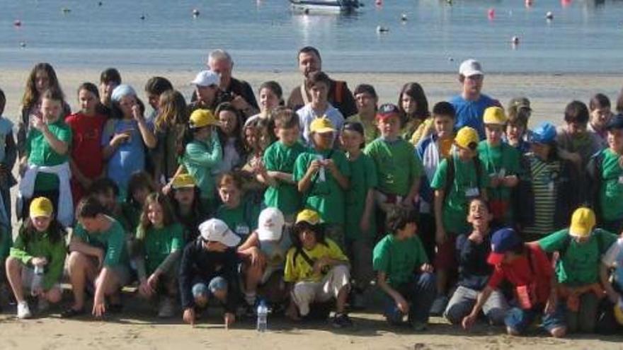 Alumnos británicos y nigranenses en una visita a la playa de A Madorra durante uno de sus intercambios.