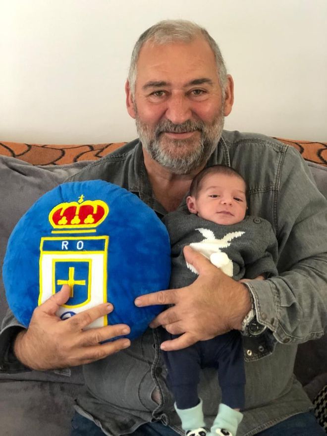 Ángel Serrano, con su nieto Óliver