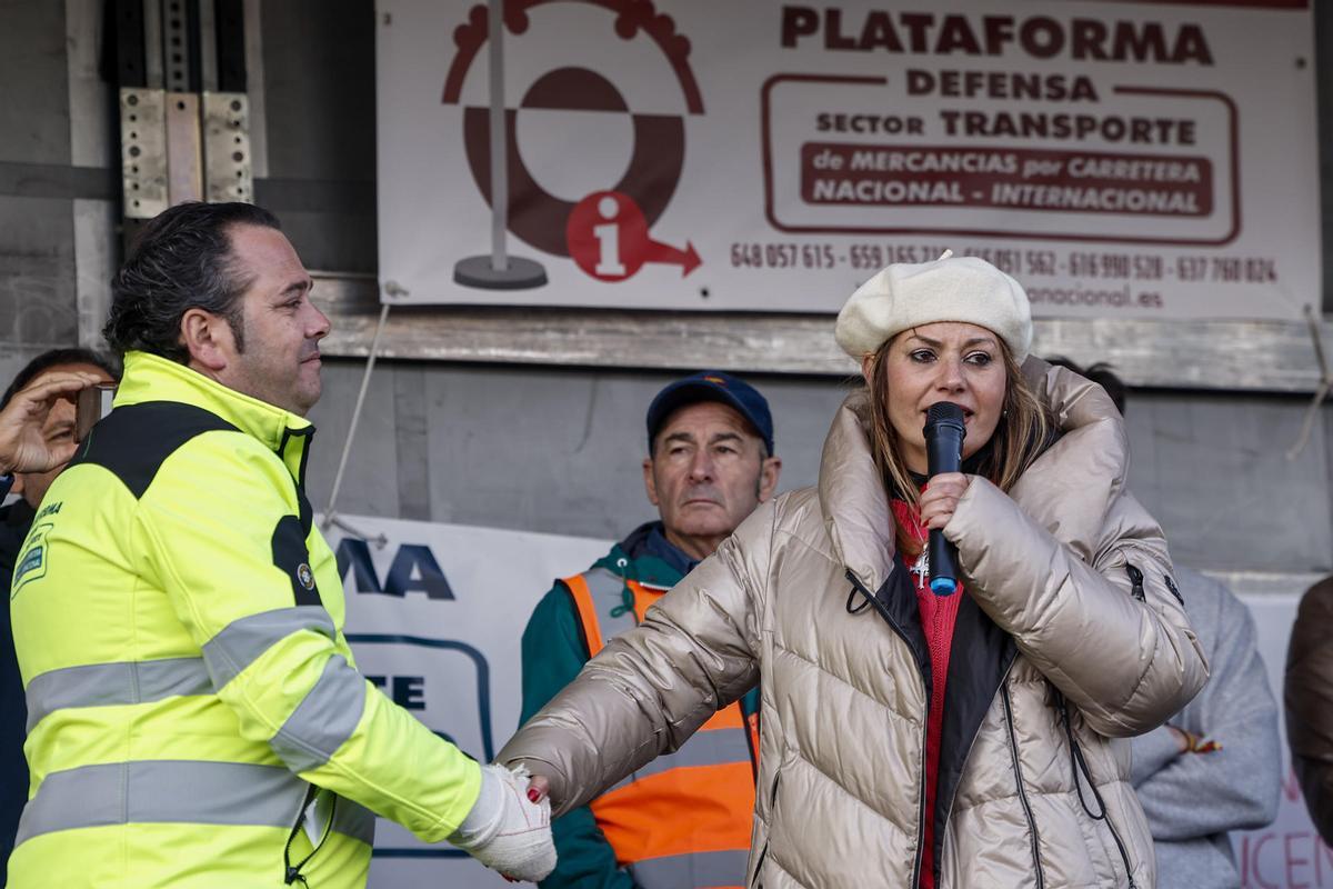 Manuel Hernández (i), portavoz de la Plataforma de Afectados del sector de Transportes, y Lola Guzmán (d), la líder tras la Plataforma 6F, participan este sábado en Madrid en una concentración de transportistas organizada por la Plataforma Nacional por la Defensa del Transporte.