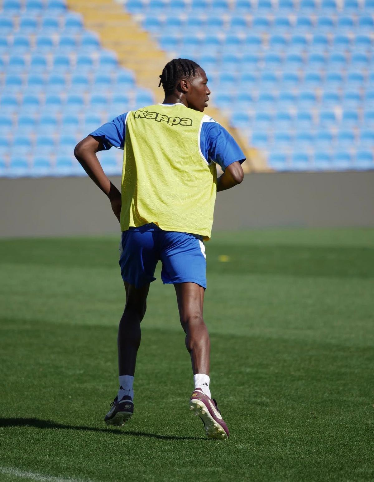 Pepe Traoré se desmarca durante un entrenamiento con el primer equipo, en el José Rico Pérez.
