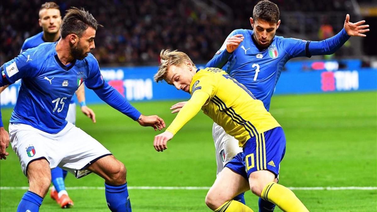 Forsberg pelea un balón entre Jorginho y Barzagli