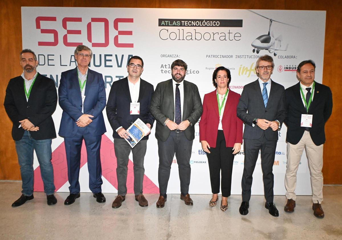 El presidente de la Comunidad, Fernando López Miras, y el consejero Luis Alberto Marín, junto a organizadores y representantes del foro ‘Collaborate 2025