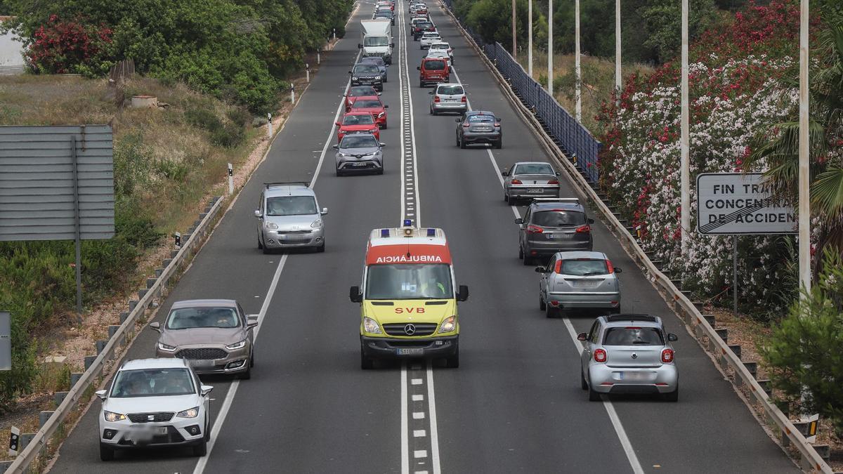 Una ambulancia se abre paso en la variante de la N-332 camino del Hospital Universitario de Torrevieja