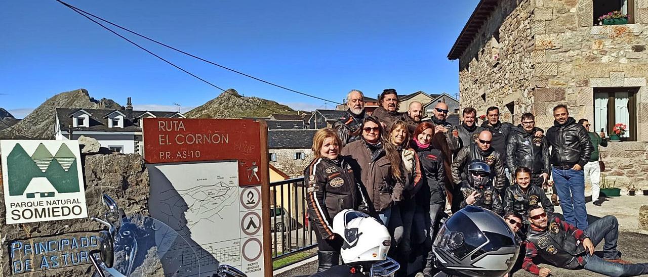 En la fila de atrás, de izquierda a derecha, Luis Costilla, Amador Barbón, Hugo Mere, Carlos Benito, Gonzalo Laca, Óscar Lázaro, Efrén Simón y Javier Nogales; delante, Monserrat Álvarez, Stephanie Guzmán, Cristina Fernández, Cristina Muñiz, Diego Valles, Alberto López, Yaqueline Solano, Avelino Díaz y Diego Soto. | S. Arias