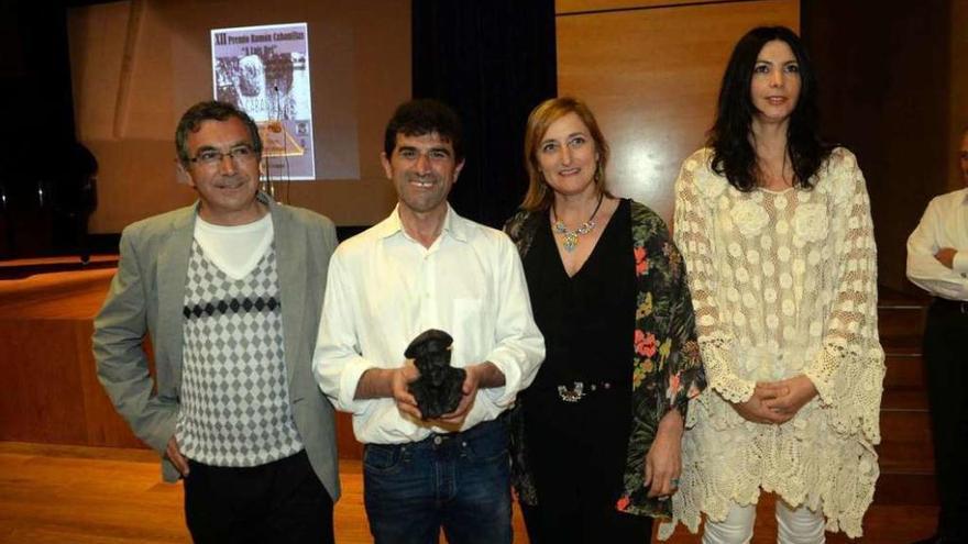 Los libreros concedieron en mayo pasado el premio &quot;Ramón Cabanillas&quot; a Luís Rei. // Noé Parga