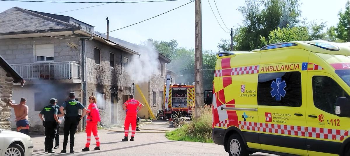 GALERÍA | Incendio en una vivienda de Barrio de Lomba