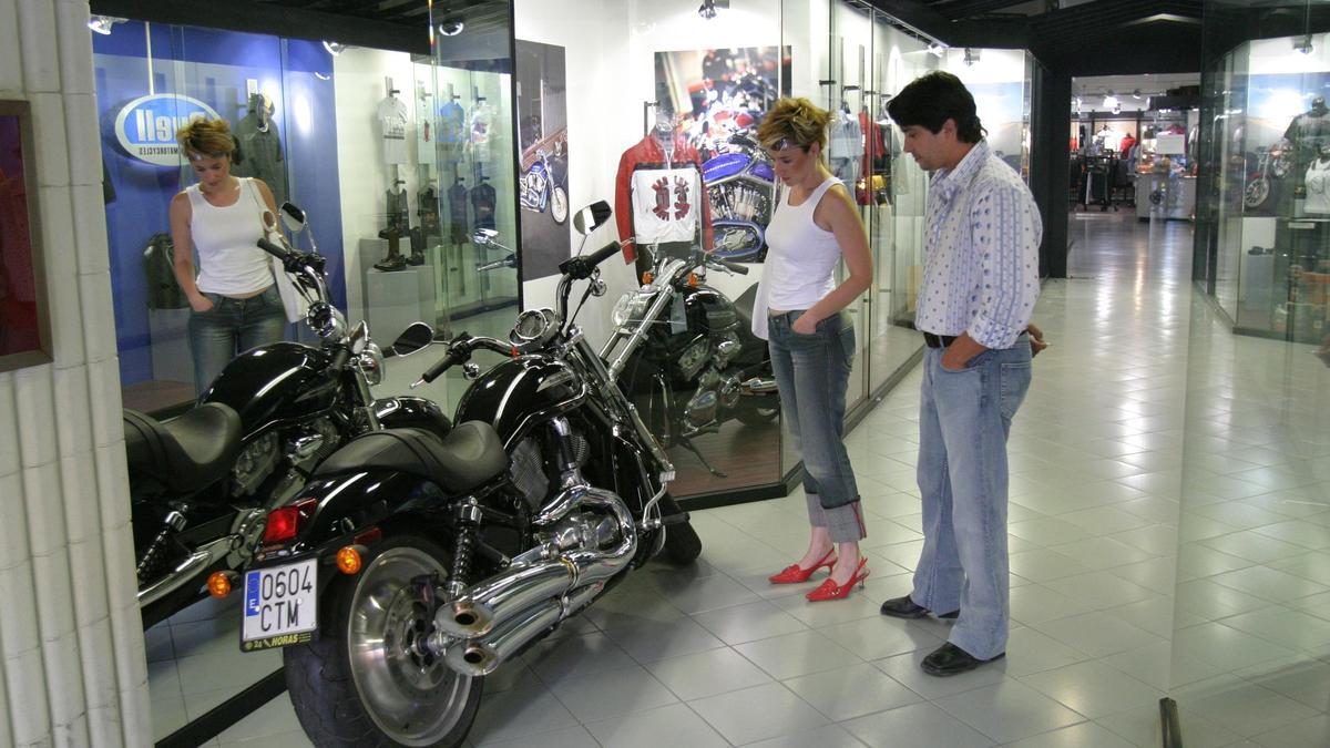 Clientes en un concesionario de motos de Harley Davidson, en Barcelona, en una imagen de archivo.