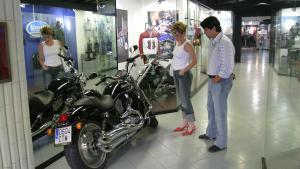 Clientes en un concesionario de motos de Harley Davidson, en Barcelona, en una imagen de archivo.