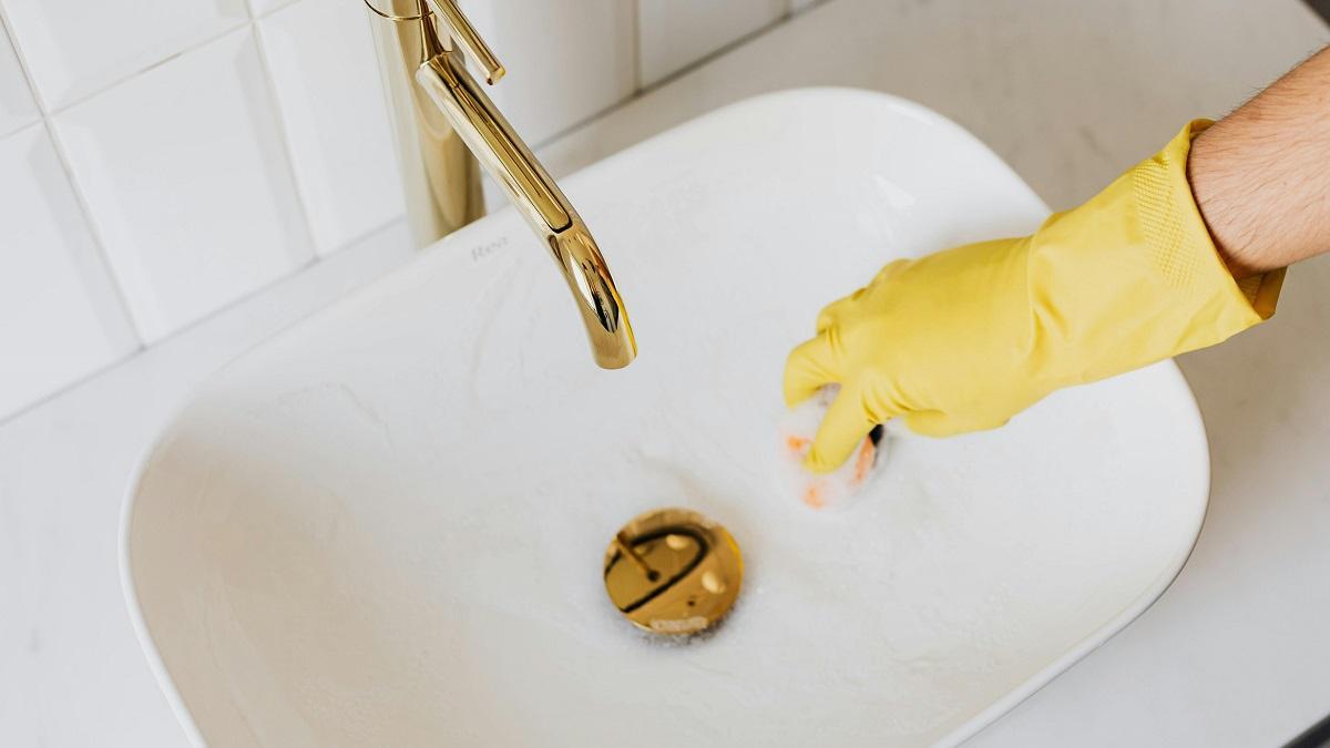 Cómo limpiar el bote sifónico del baño para evitar atascos y malos olores.