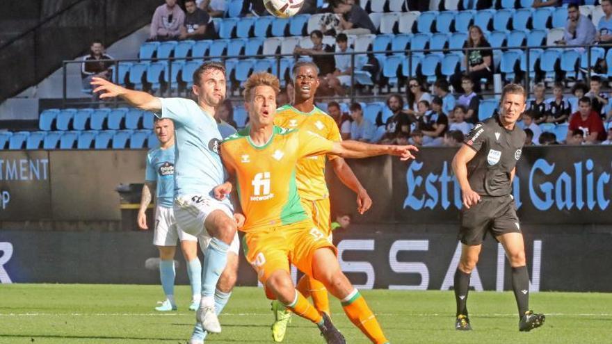 Luca de la Torre disputa un balón al bético Sergio Canales durante el choque disputado ayer en Balaídos.  // MARTA G. BREA