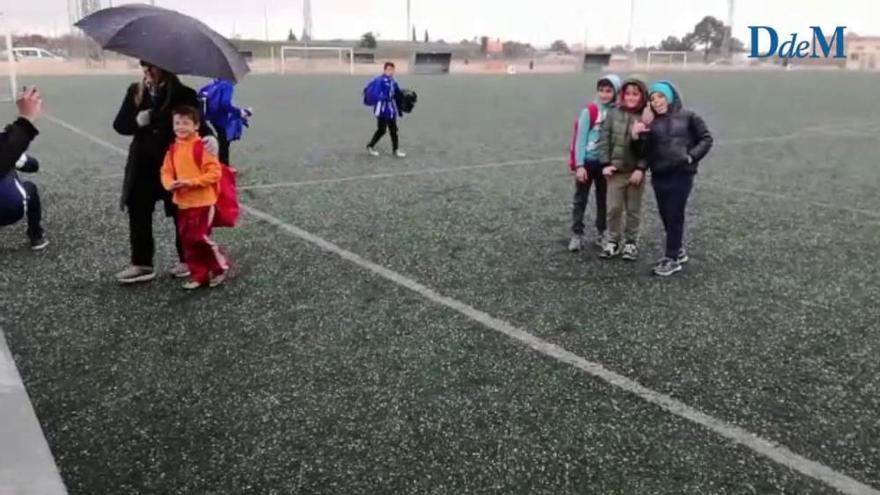 Hagel und Regen auf dem Fußballplatz von Marratxí