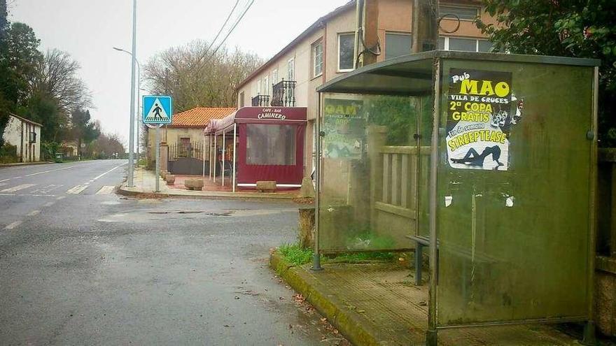 Un cartel, pegado en una marquesina en la parroquia lalinense de Bermés.