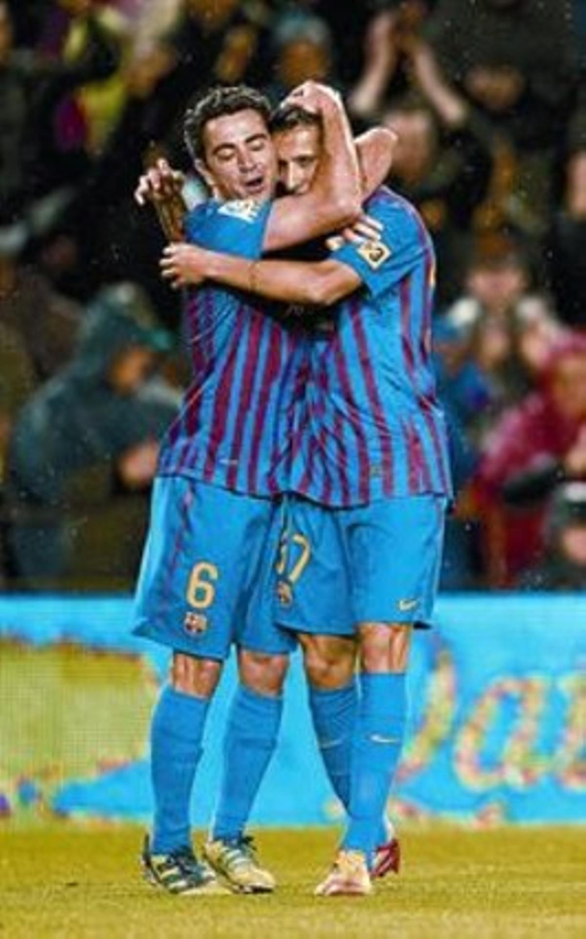 Xavi abraça Tello després del gol del jove del planter.