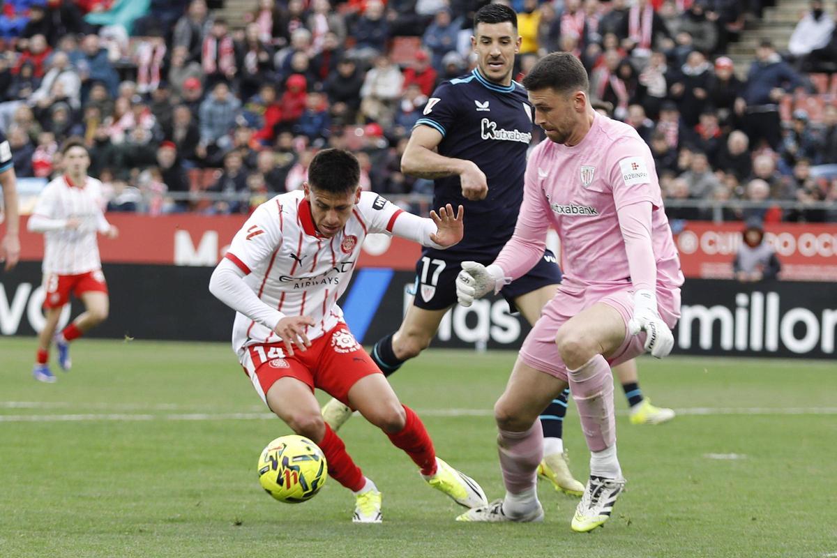 Echeverri intenta superar Unai Simón en el partit contra l'Athletic a Montilivi
