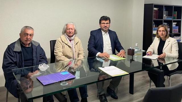 Momento de la firma ante notario de la compra de las dos parcelas de Os Pasales. |   // FDV