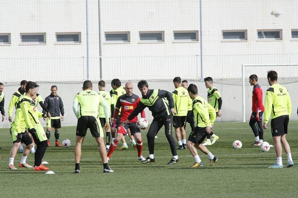 El Elche entrena en un campo de césped artificial