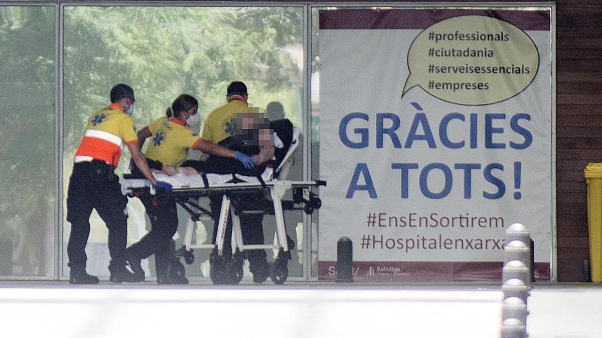 Personal de emergencias traslada a un paciente en la zona de urgencias del Hospital de Bellvitge, el 21 de agosto del 2020