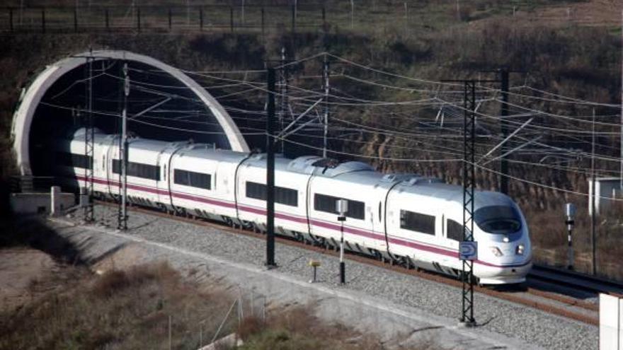 Un tren, a la línia entre Girona i París, a pocs quilòmetres del túnel del Pertús.