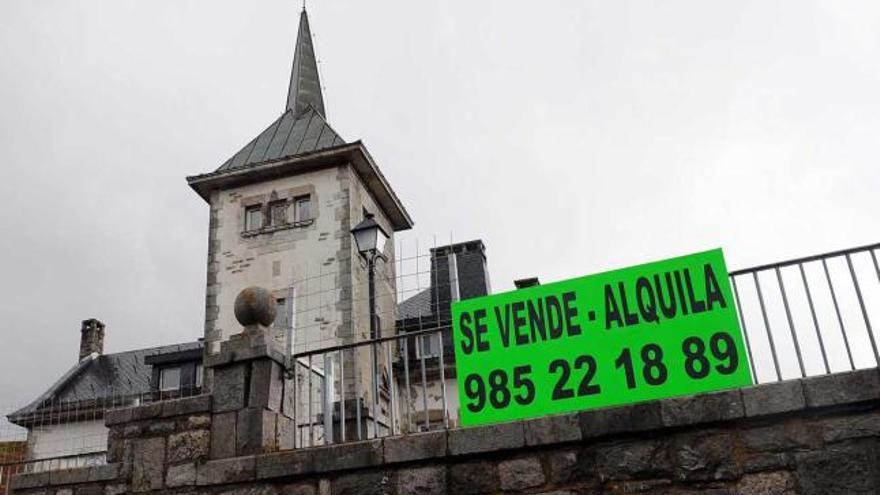 El parador de Pajares, con el cartel que anuncia su alquiler o venta.