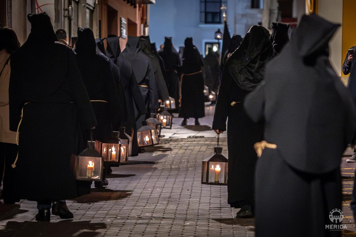 Fotogalería | Mérida se estremece con un multitudinario Vía Crucis en el Anfiteatro Romano