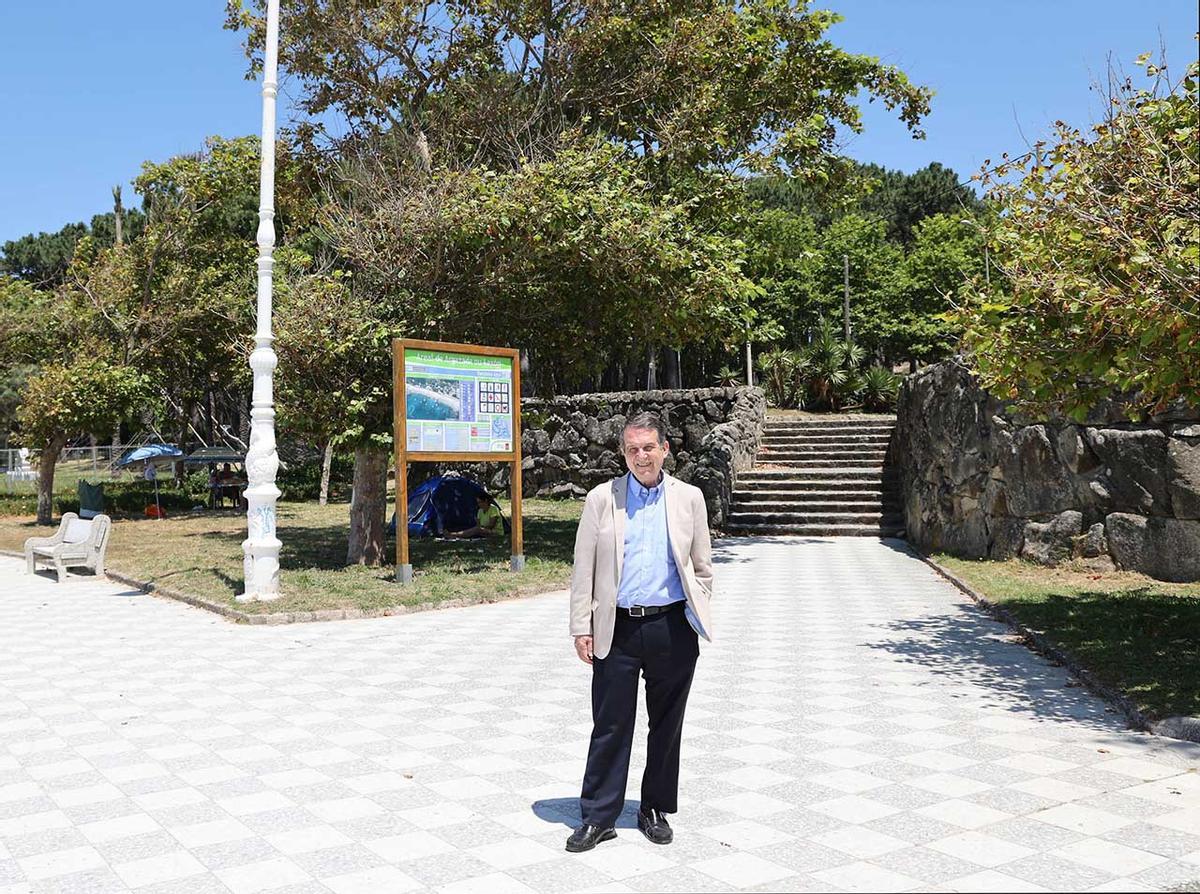 Abel Caballero, ayer, sobre el paseo que será demolido para recuperar playa.