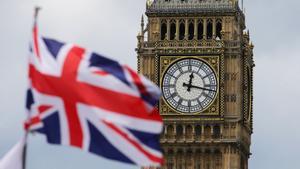 Archivo - Bandera del Reino Unido con el Big Ben de fondo.