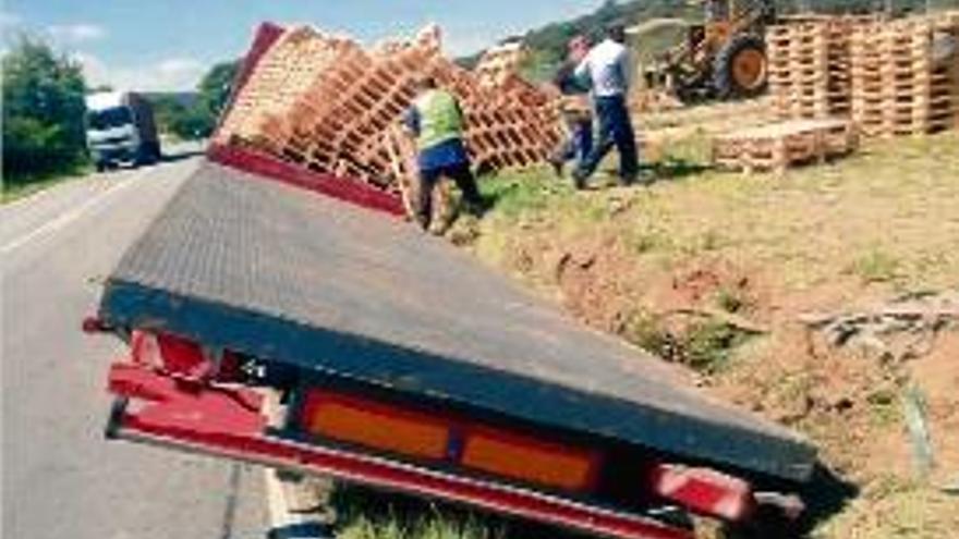 Un camió carregat de palets bolca a Sils