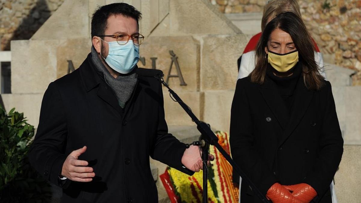 El vicepresidente de la Generalitat  Pere Aragones ofrece declaraciones y la consellera de Presidencia y portavoz del Govern  Meritxell Budo durante la ofrenda floral a la tumba del expresidente de la Generalitat  Francesc Macia en el cementerio de Montjuic  en Barcelona (Espana)  a 25 de diciembre de 2020   25 DICIEMBRE 2020  Alberto Paredes   Europa Press    (Foto de ARCHIVO)  26 12 2019