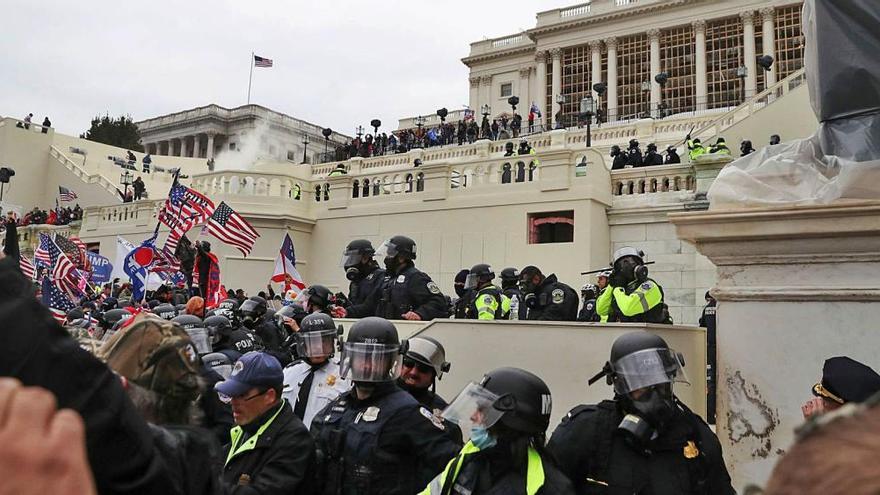 Policies vigilen els seguidors del president Donald Trump davant del Capitoli a Washington, ahir