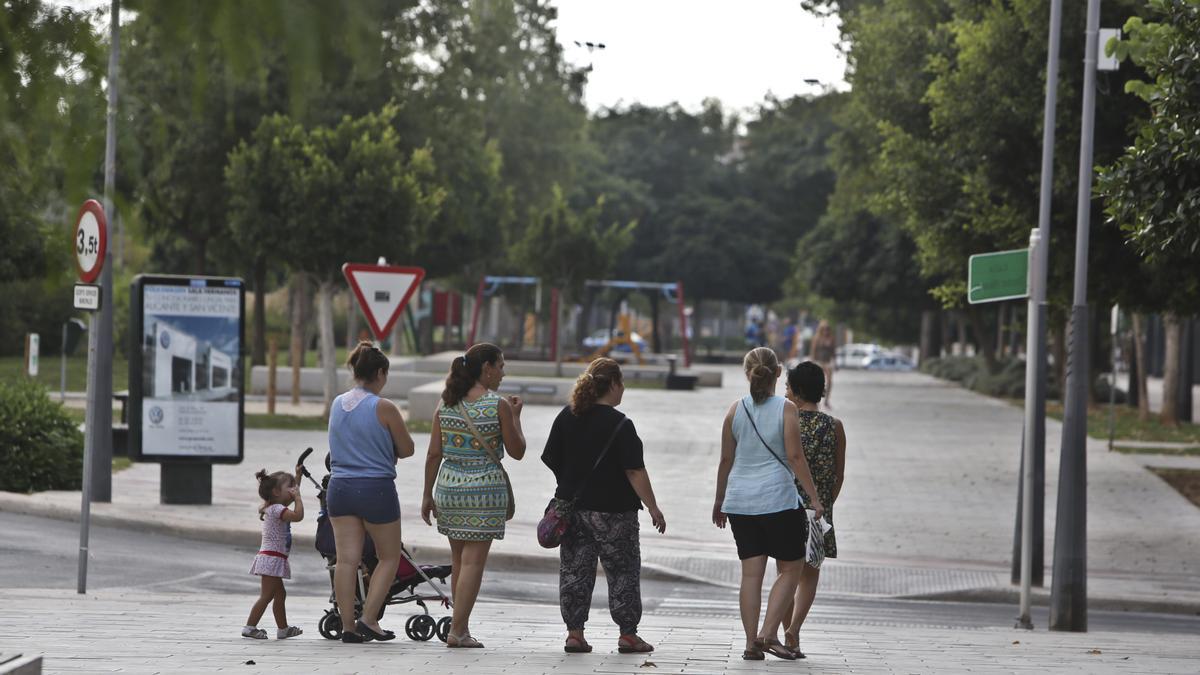 Varias mujeres y una niña caminan por el parque de la avenida Vicente Savall de San Vicente.