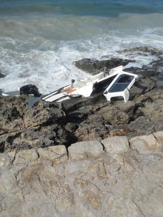 Embarcaciones chocan contras las rocas en la Colònia de Sant Jordi