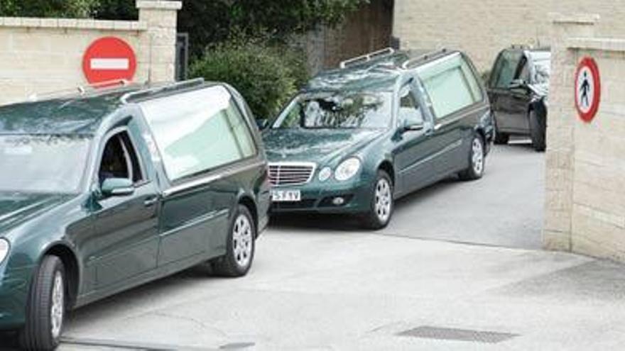 Los coches fúnebres saliendo del tanatorio de Cabueñes // ÁNGEL GONZÁLEZ
