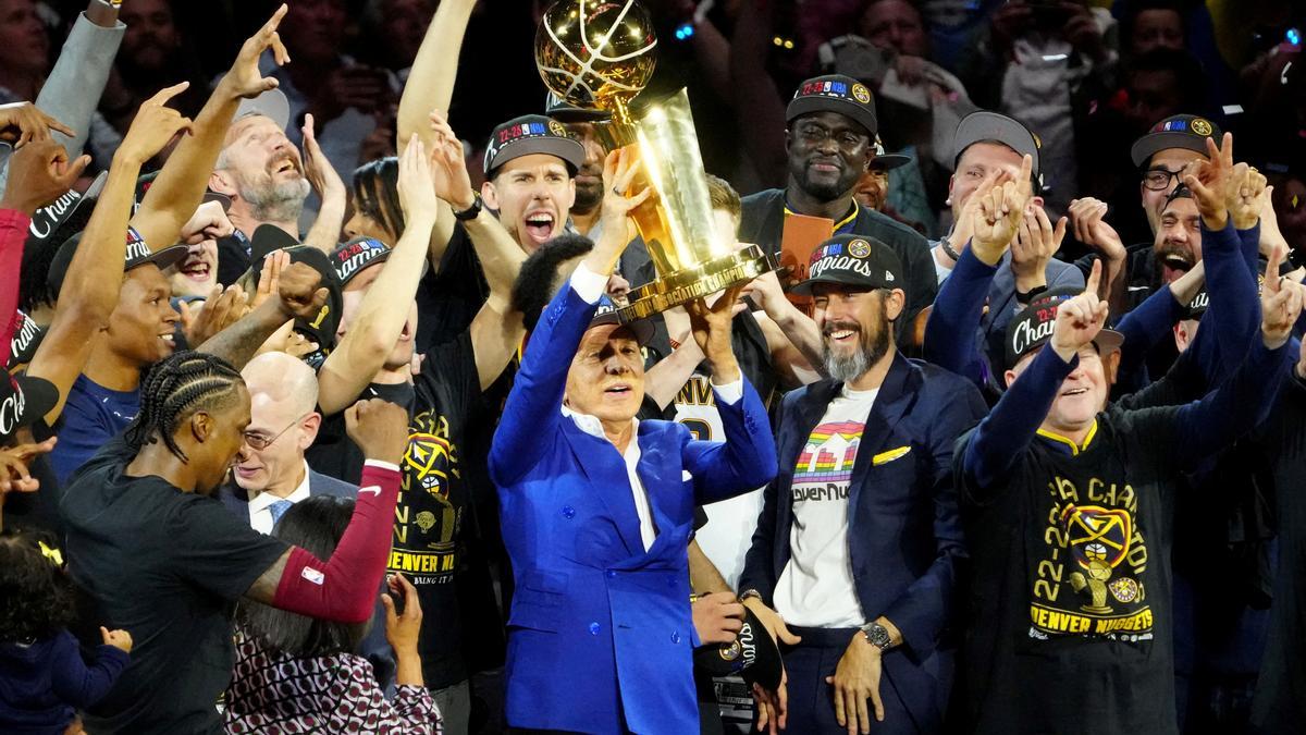 Los Nuggets levantan al cielo el trofeo de campeón de la NBA.