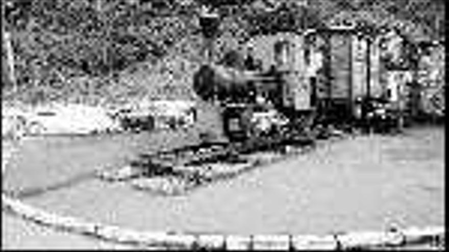 La locomotora «Rojillín», en su habitual emplazamiento de Salinas.