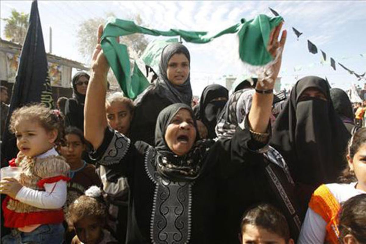 Familiars dels presoners palestins a punt de ser alliberats es preparen per rebre’ls al pas fronterer de Rafah, al sud de la Franja de Gaza.