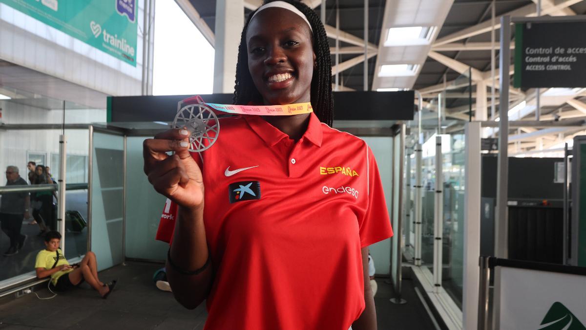 Awa Fam Thiam (17 años) muestra orgullosa la medalla de plata conquistada en el Mundial sub-19 de España