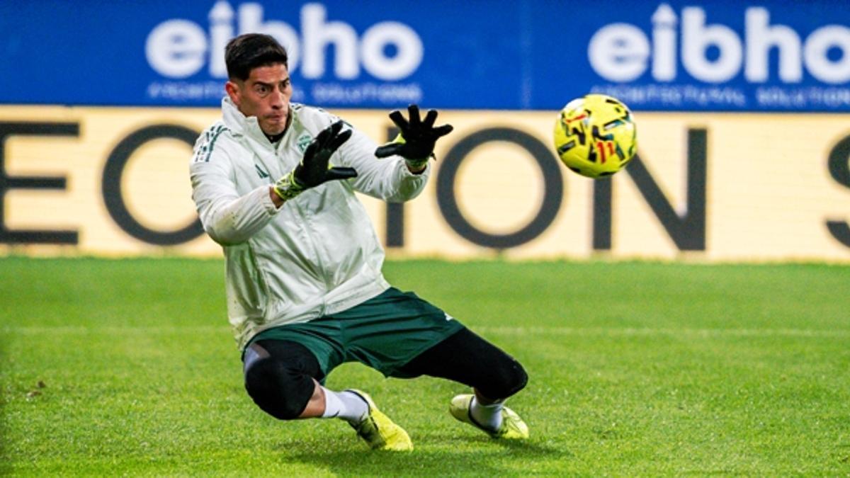 Esteban Andrada, durante el calentamiento del partido contra el Eibar.