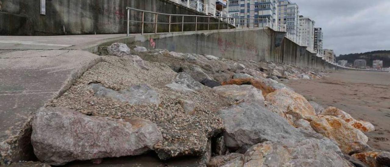 La escollera y parte del hormigón de la rampa de acceso a la playa, al descubierto por la falta de arena.