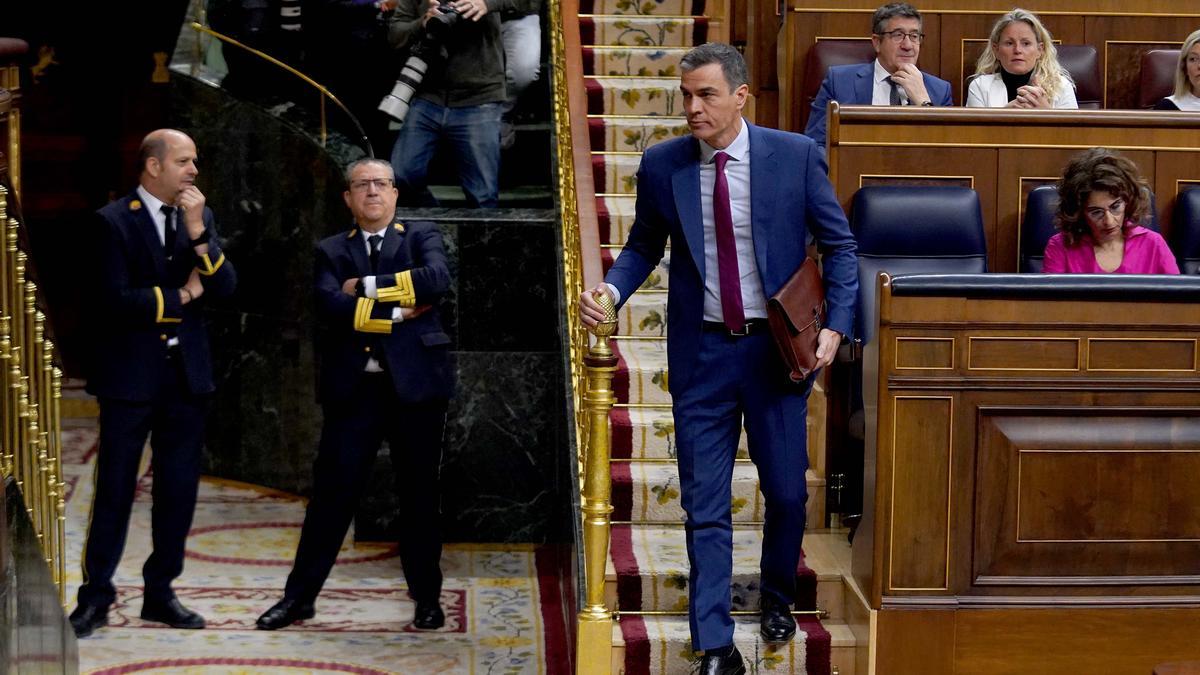 El presidente del Gobierno, Pedro Sánchez, al abandonar el hemiciclo este miércoles durante sesión de control al Gobierno.