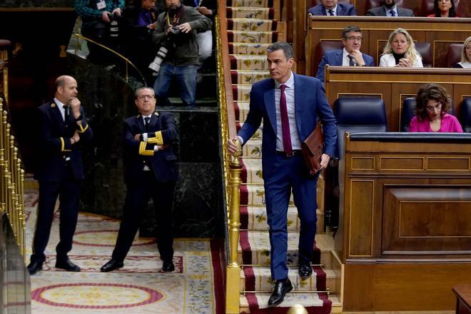 El presidente del Gobierno, Pedro Sánchez, al abandonar el hemiciclo este miércoles durante sesión de control al Gobierno.