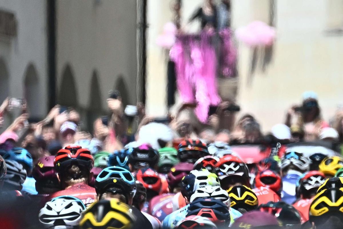 Oderzo (Italy), 25/05/2023.- The pack of cyclists get moving at the start of the 18th stage of the Giro d’Italia 2023 cycling tour over 161 km from Oderzo to Val di Zoldo, Italy, 25 May 2023. (Ciclismo, Italia) EFE/EPA/LUCA ZENNARO