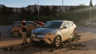 Tres hombres se escapan tras destrozar tres vehículos con su coche en Son Oliva