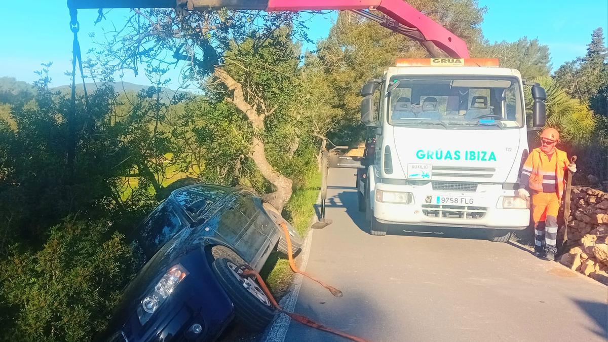Grúas Ibiza, en el momento de sacar el Audi del desnivel