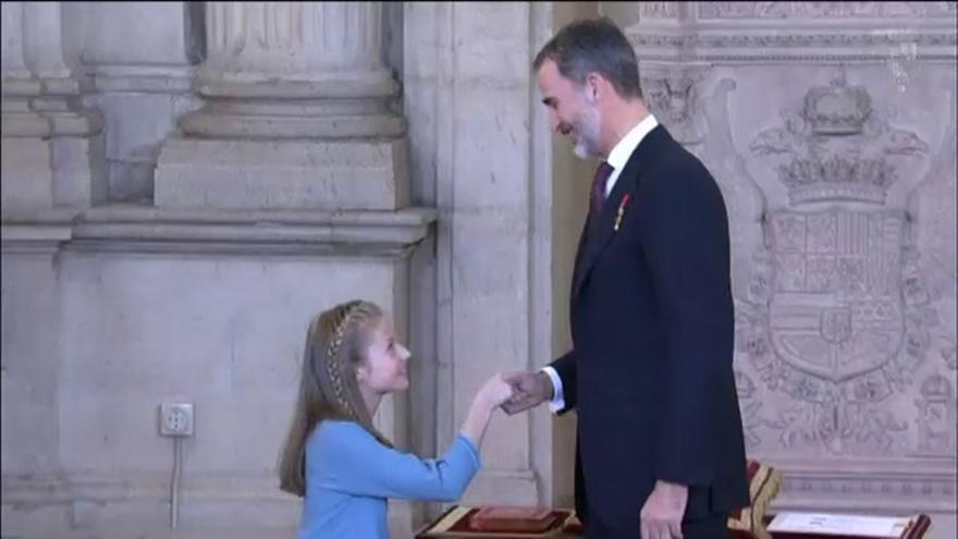 El rey entrega el Toison de Oro a la princesa Leonor