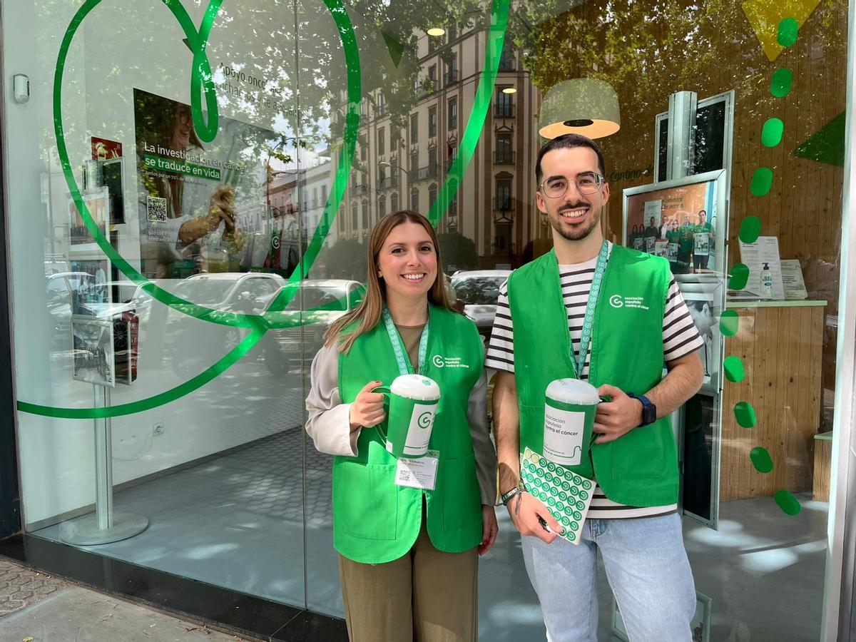 Dos jóvenes voluntarios el Día de la Cuestación en Sevilla.