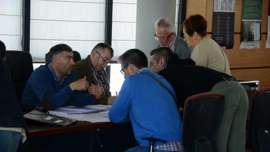 Algunos propietarios de terrenos, ayer, realizando los trámites en Moaña. // Gonzalo Núñez